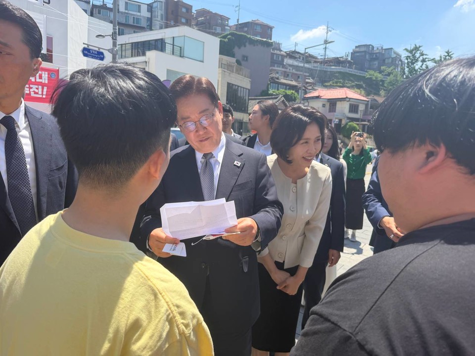 이재명 대통령이 활동가들이 전달한 편지를 읽고 있다. 사진 한국피플퍼스트