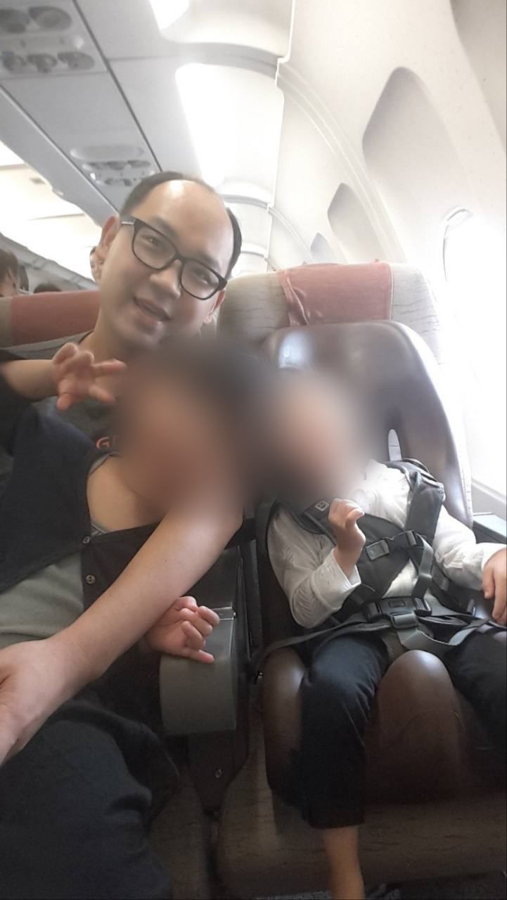 장애아동이 보조시트에 앉아 가족과 함께 기념사진을 찍고 있다. 진정인 측은 문제가 발생하기 전까지 이와 같은 방식으로 보조시트를 사용해 비행기를 이용해 왔다고 밝혔다. 사진제공 법무법인 디엘지