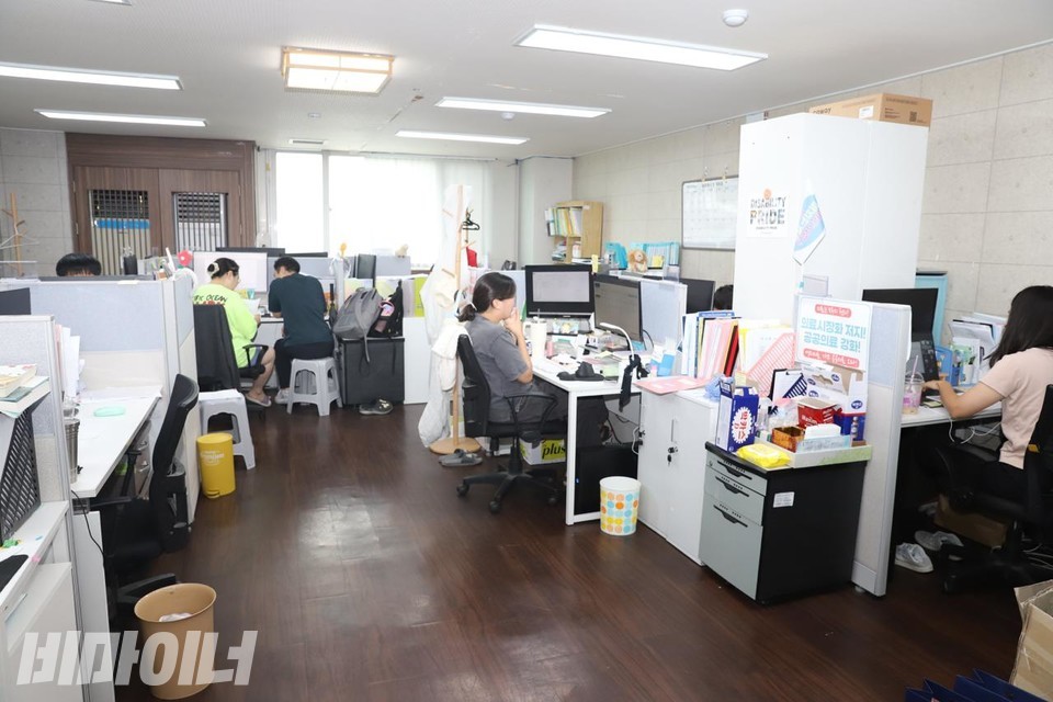 사무실에서 업무를 진행 중인 한국정신장애인자립생활센터 활동가들. 사진 비마이너 DB