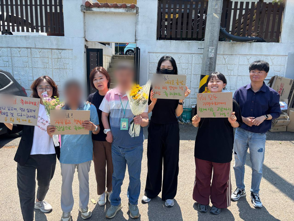 색동원에서 나와 자립하는 색동원 거주 장애인들을 응원하는 인천 중증장애인거주시설 색동원 성폭력 사건 공동대책위원회 활동가들. 사진 인천 중증장애인거주시설 색동원 성폭력 사건 공동대책위원회