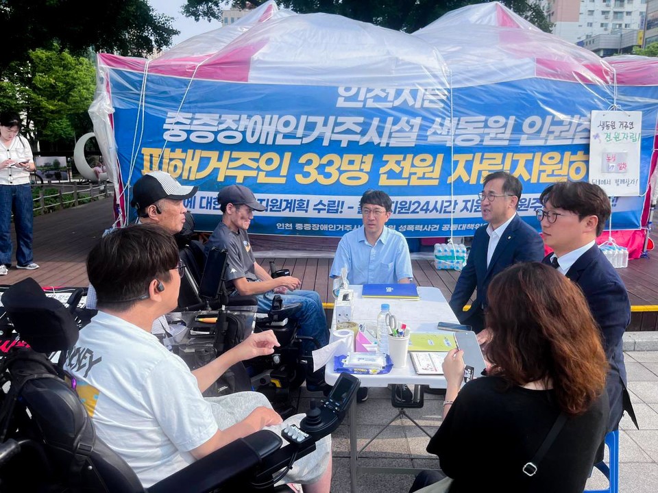 인천시청 앞 색동원 농성장에서 면담을 진행하고 있는 박찬대 당선인의 인천시장직 인수위원회와 색동원 성폭력사건 공동대책위원회. 사진 색동원 성폭력사건 공동대책위원회