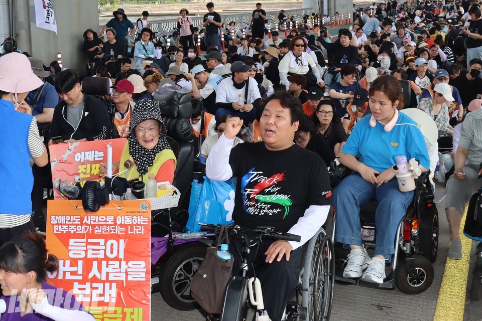 결의대회 참석자들이 구호를 외치고 있다. 사진 김소영