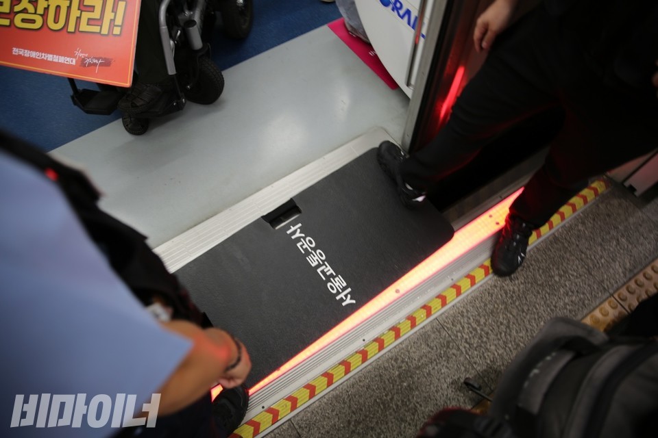 서울교통공사가 열차와 승강장 사이의 추락을 막기 위해 설치한 안전발판. 서울교통공사 보안관들은 이를 방패로 이용해 휠체어 진입을 막기도 한다. 타 국가의 안전발판과 비교해 허술하다. 사진 이재민