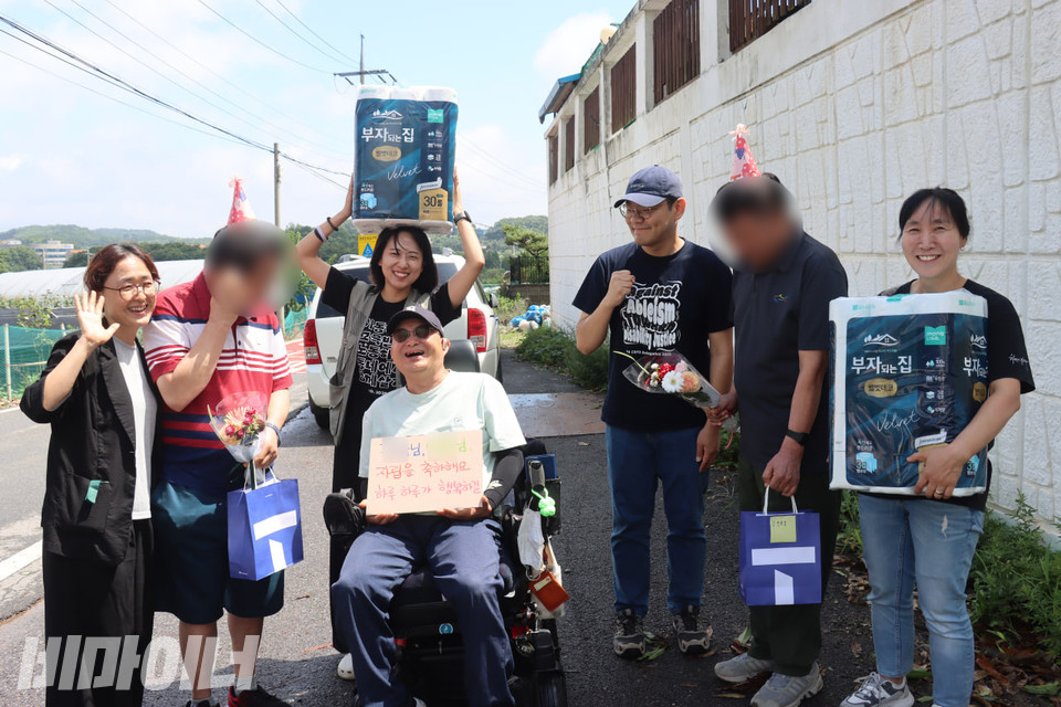 자립하는 기철 씨와 기태 씨를 응원하는 공대위 및 김포장애인자립생활센터 활동가들. 탈시설 당사자인 김동림 김포센터 소장이 “기태 님, 기철 님 자립을 축하해요. 하루하루가 행복하길”이라고 적힌 피켓을 들고 있다. 사진 김소영
