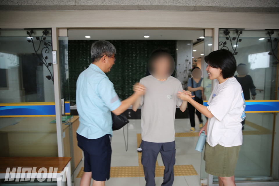 24일 오전 11시, 인천장애인자립생활센터와 색동원 성폭력사건 공동대책위원회 활동가들이 색동원 문 앞에서 색동원 거주인인 현준 씨와 손을 맞잡고 있다. 사진 김소영 