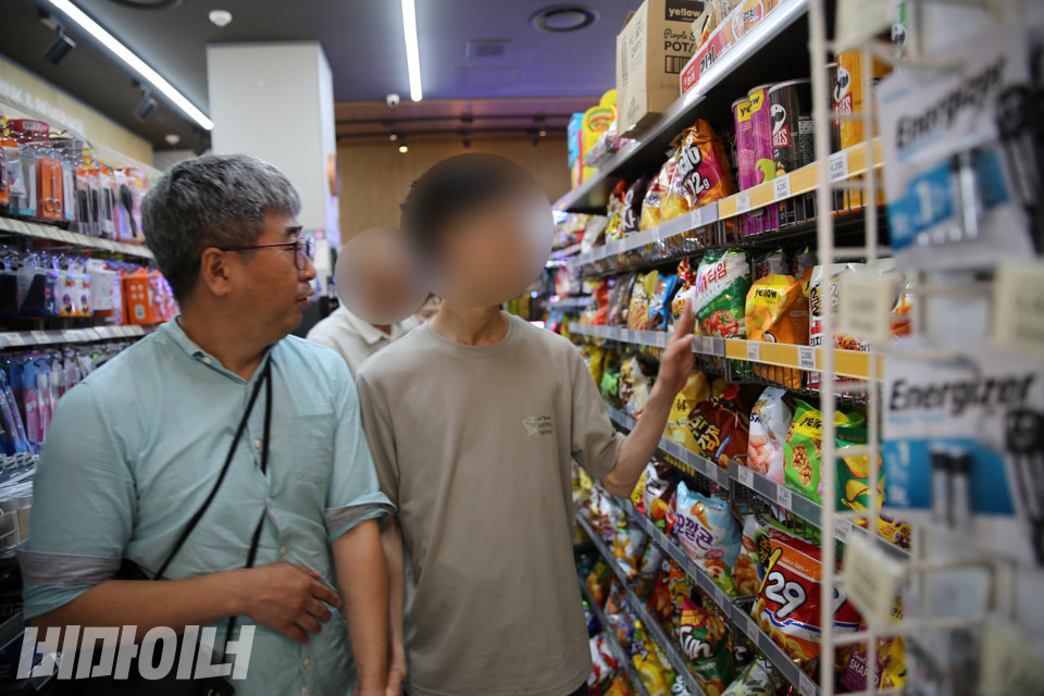편의점에서 과자를 고르고 있는 거주인들. 사진 김소영