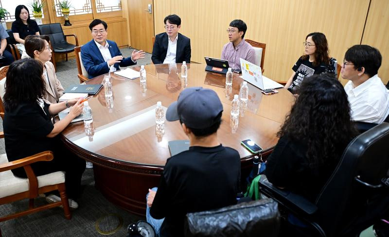 14일 오전 10시, 인천 중증장애인거주시설 색동원 성폭력사건 공동대책위원회와 박찬대 인천시장이 인천시청에서 면담을 갖고 있다. 사진 인천시청