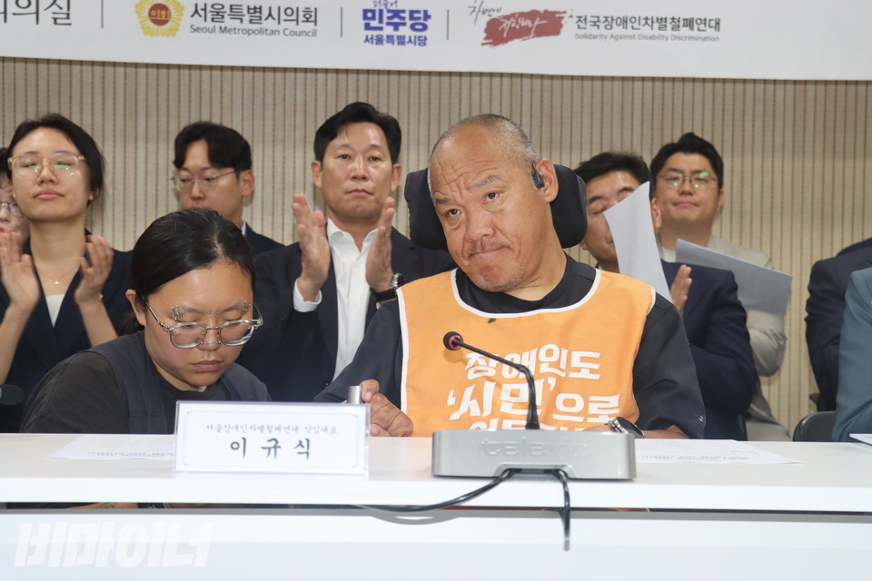 이규식 서울장애인차별철폐연대 상임공동대표가 AAC(보완대체의사소통)기기를 통해 발언하고 있다. 사진 김소영