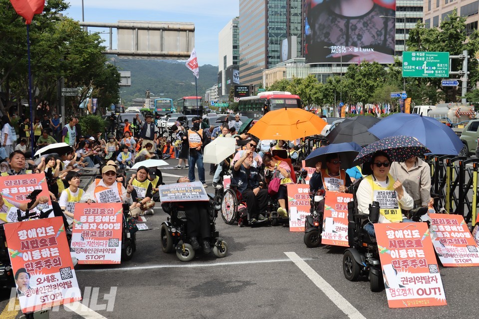 서울시의회 본회의가 진행되는 동안 시의회 본관 앞에서 150여 명의 장애인이 조례 개정을 촉구하며 결의대회를 열고 있다. 사진 김소영