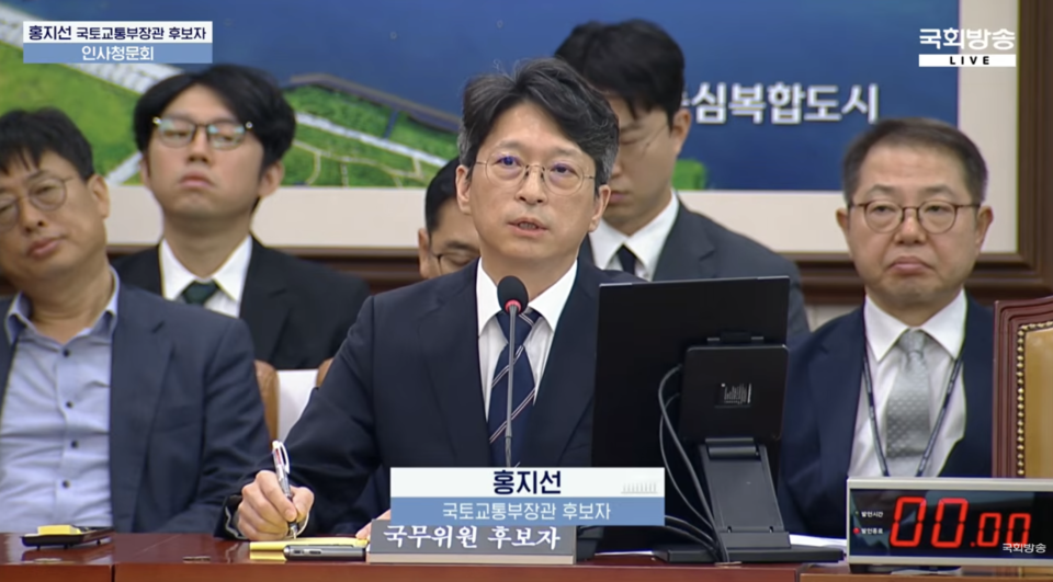 16일 인사청문회에서 답변 중인 홍지선 국토교통부장관 후보자. 사진 국회방송