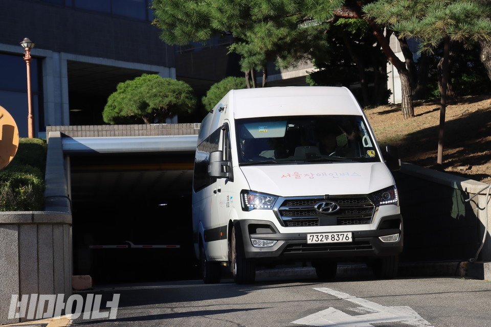 권 대표와 박 대표가 탑승한 서울시설공단의 장애인 소형버스가 서울중앙지방검찰청 주차장을 빠져나가고 있다. 사진 김소영
