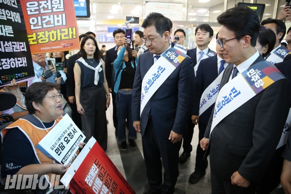 오전 10시 30분 경, 추석 귀성길 인사에 나선 김민석 더불어민주당 당대표와 더불어민주당 지도부에게 장애인 권리와 관련된 입법 요구안과 면담 요청서를 이형숙 전국장애인차별철폐연대 상임공동대표가 설명한 후 전달했다. 사진 이재민