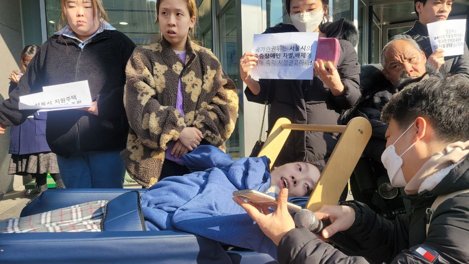 2024년 2월 서울시가 지원주택 입주 대상에서  ‘와상 등 24시간 돌봄 필요자’를 제외하자, 탈시설 당사자들이 나서 국가인권위원회에 진정을 제기했다. 국가인권위 앞에서 열린 기자회견에서 발언하고 있는 이원재 님. 사진 장애와인권발바닥행동