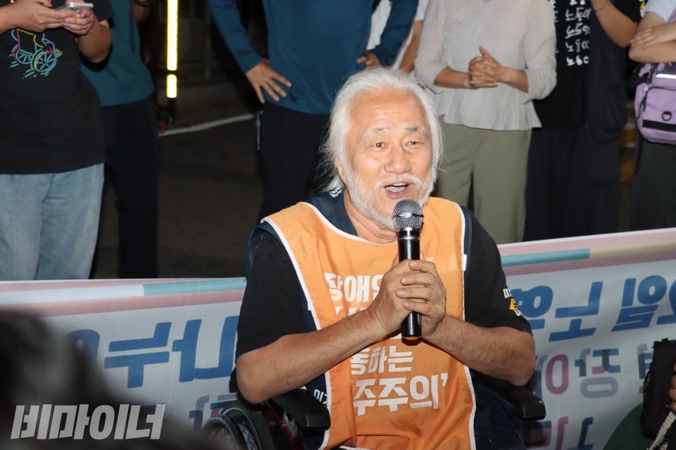 출소 후 발언하는 박경석 전국장애인차별철폐연대 상임공동대표. 사진 이재민