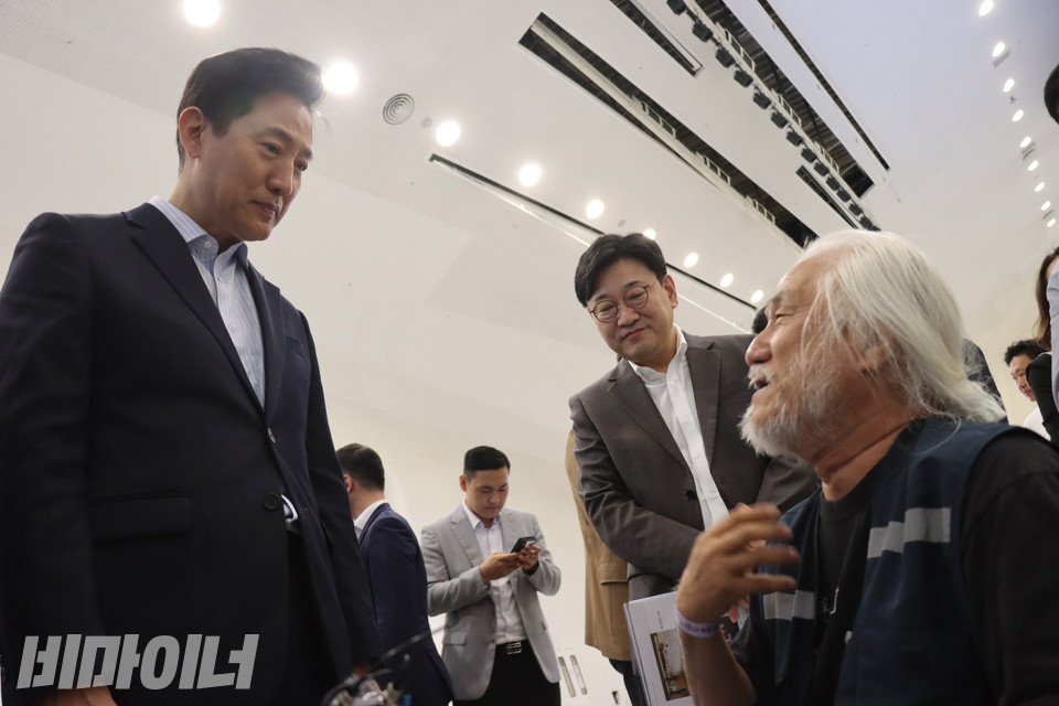 동대문디자인플라자에서 오세훈 서울시장과 이야기 나누고 있는 박경석 전국장애인차별철폐연대 상임공동대표. 옆에 서울시 복지실장이 서있다. 사진 이재민