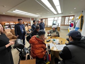 [속보] 장애인들, 세종시청 점거 "탈시설, 자립생활 예산 보장하라" - 뉴스 썸네일 이미지