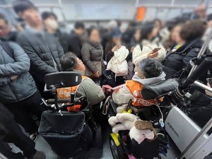 길음역 승강장 시위 상황