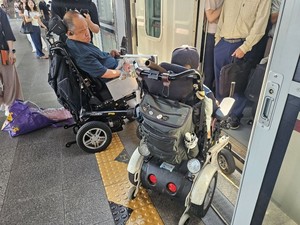[속보] "장애인권리예산 보장하라"…<b>전장연</b> 출근길 지하철 행동, 노량진...